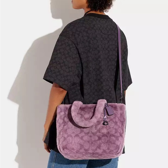 Coach Tote 28 In Signature Shearling in Dusty Purple (New! Dustbag included) - Picture 8 of 9